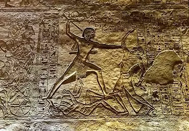Illustration de le roi piétine un ennemi Libyen et s'apprête à en massacrer un autre