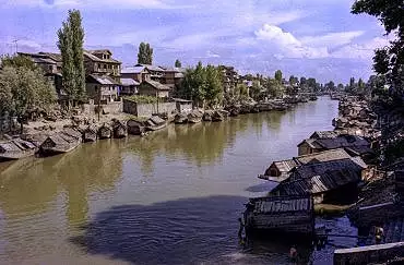 Illustration de maisons flottantes sur la rivière Jhelum