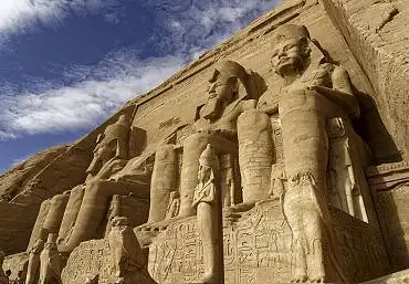 Illustration de les faucons Horus et le roi représenté en Osiris aux pieds des colosses 3 et 4