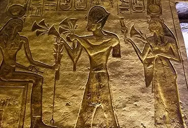 Illustration de Nefertari et Ramsès rendent hommage à la déesse Taouret
