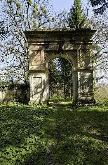 Illustration de l'allée et l'arche de la Vertu