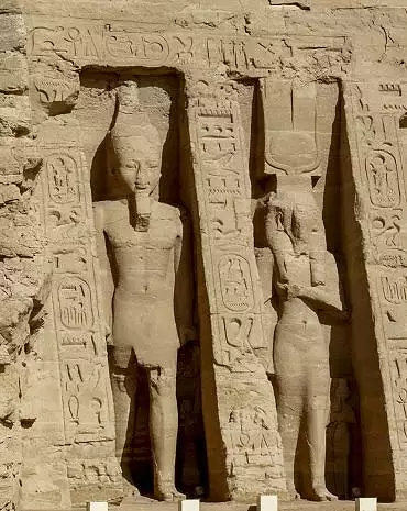 Illustration de Ramsès / Nefertari qui porte la coiffure de Sothis (perruque, mortier d'où partent 2 cornes enserrant le soleil)