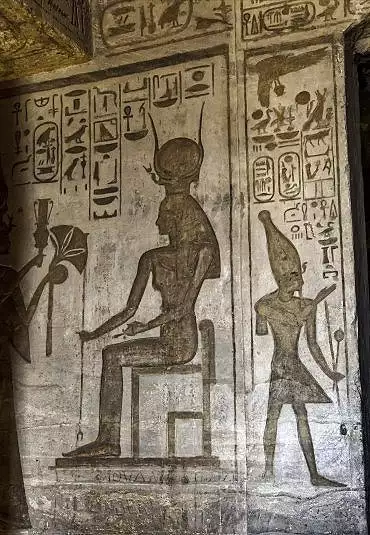 Illustration de offrande par Néfertiti d'un bouquet de lotus à Hathor / Ramsès protégé par la déesse vautour