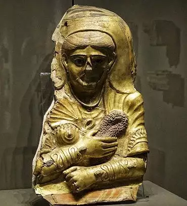 Illustration de cartonnage d'une femme parée de symboles associés au culte d'Isis : bracelets serpents et collier de fleurs roses (époque romaine)
