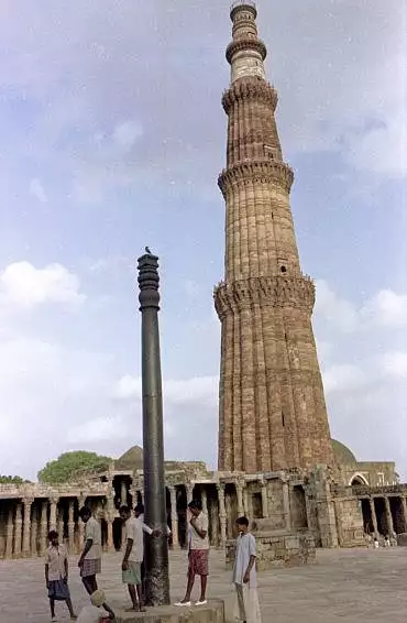 Illustration de la colonne de fer et le Qutb Minar