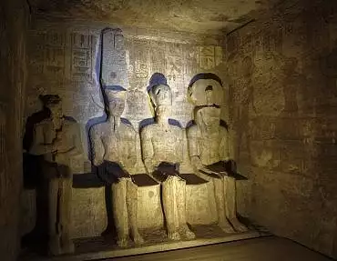 Illustration de le sanctuaire : les dieux Ptah, Amon-Rê, Ramsès divinisé, Rê-Horakhty