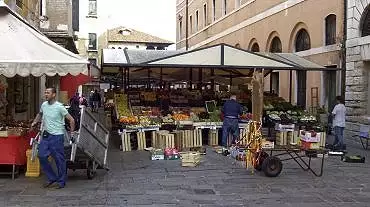 Illustration de A la fin du marché, place aux éboueurs