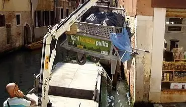 Illustration de Chargement des déchets sur une barge