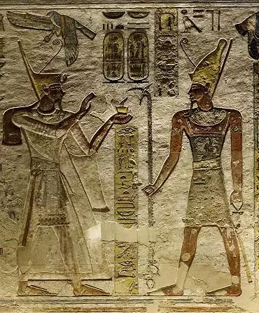 Illustration de le roi fait offrande d'une coupelle pour brûler l'encens