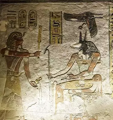 Illustration de le roi faisant offrande et libation à Anubis
