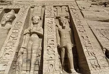 Illustration de Nefertari / Ramsès qui porte au dessus du némès la coiffure du dieu Ptah-Tatenen (2 plumes d'autruche encadrant le soleil posées sur 2 cornes de bélier)