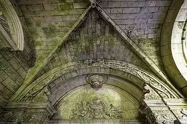 Illustration de la voûte ornée au bas de l'escalier
