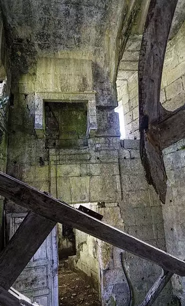 Illustration de cheminée et passage à l'étage supérieurf