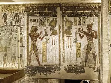 Illustration de le roi offre une image de la déesse Maât au dieu Osiris