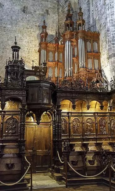 Illustration de le siège épiscopal et l'orgue
