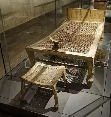 Illustration de lit de Khâ avec un tabouret et un porte nuque