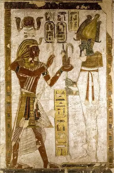 Illustration de le roi coiffé du némès offre la Maât à Osiris coiffé de la couronne atef, qui tient dans ses mains qui sortent du linceul une canne