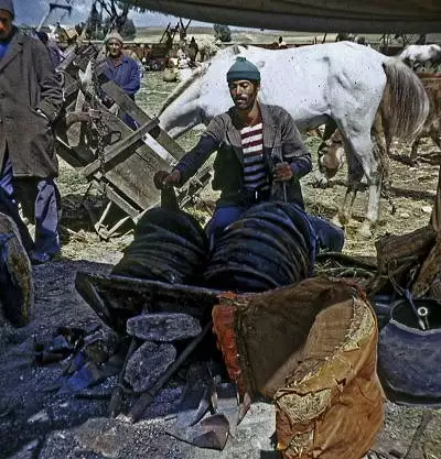 Illustration de Les forgerons