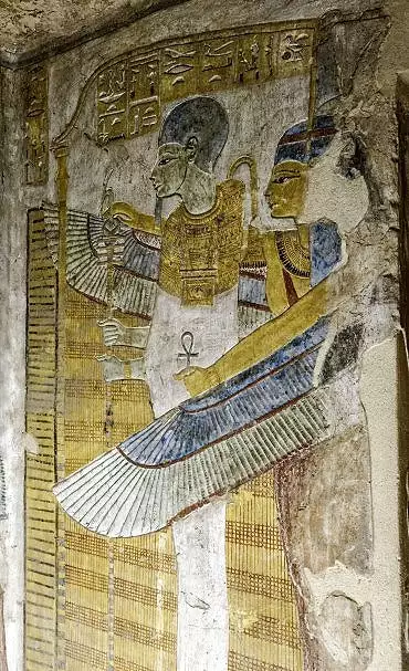 Illustration de La déesse Maât protège Ptah de Memphis momiforme