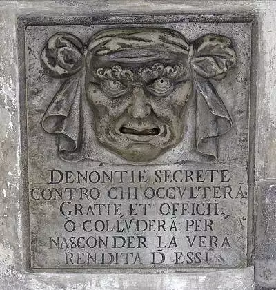 Illustration de Bouches de dénonciations