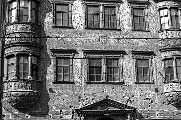 Illustration de Façade criblée de balles