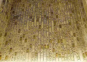 Illustration de formules du Livre des Morts avec de nombreux cartouches aux noms du roi