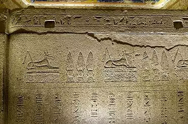 Illustration de détail du sarcophage royal en granit