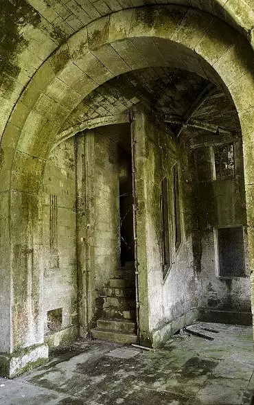 Illustration de escalier coupant les voûtes