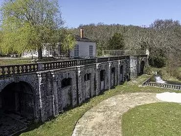 Illustration de la façade et la cascade