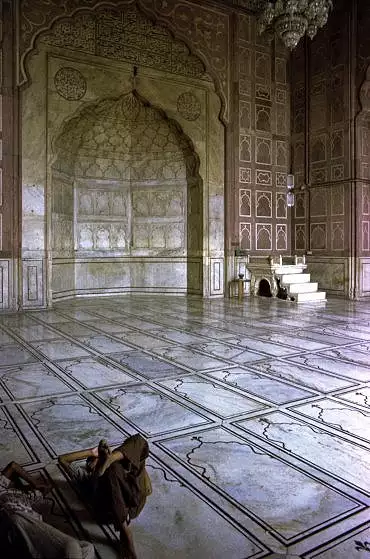 Illustration de repos devant le mihrab et le minbar de la mosquée Jama Masjid