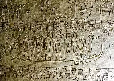 Illustration de Isis conduit la barque du dieu Soleil à tête de bélier, entouré du serpent protecteur mehen, et de son équipage