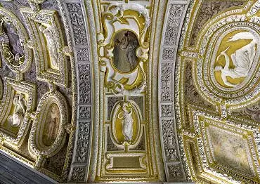 Illustration de Plafond d'escalier