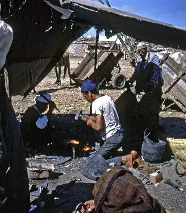 Illustration de Battage du fer et préposé aux soufflets en action