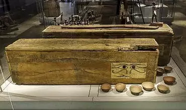 Illustration de sur le côté du cercueil de Minhotep une paire d'yeux "oudjat" sont peints au niveau du visage du défunt pour lui permettre de voir à l'extérieur et de recevoir l'offrande funéraire