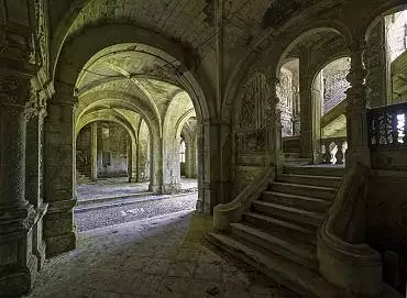 Illustration de l'escalier et la grande salle séparées par le "passage aux voitures"
