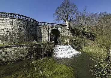 Illustration de la cascade de la Manore alimentant le canal