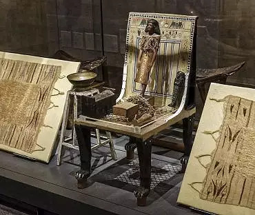 Illustration de chaise avec statuette de Khâ, cercueil et "oushebti"