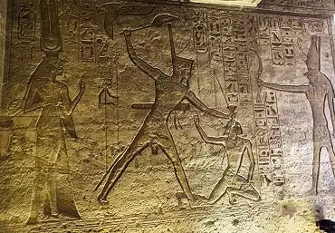 Illustration de Ramsès massacre un Asiatique devant Nefertari et l'Horus de Meha qui tend une harpé au roi