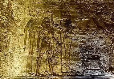 Illustration de la déesse Isis, Ramsès divinisé et le dieu Min-Amon-Kamoutef reçoivent deux laitues offertes par Ramsès