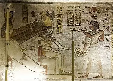 Illustration de le roi offre à Osiris de l'encens et verse la libation d'un vase triple 