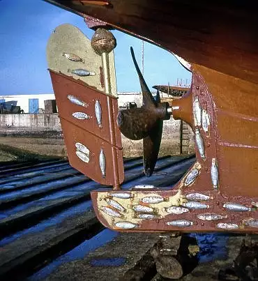 Illustration de Anodes de magnésium pour éviter la corrosion de la coque
