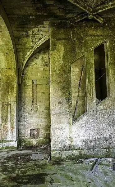 Illustration de escalier coupant les voûtes
