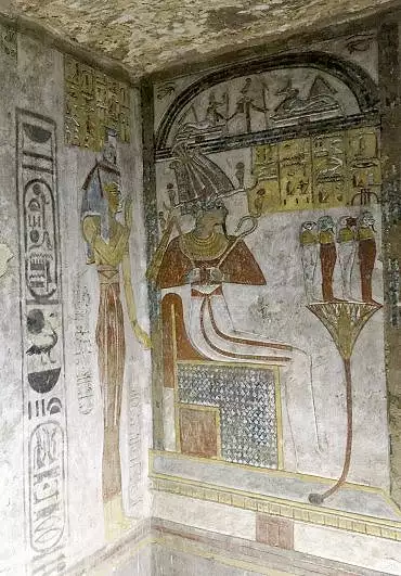 Illustration de Isis et Nephtys protègent Osiris coiffé de la couronne atef et tenant le sceptre et le flagellum ; les quatre fils d'Horus dominent une fleur de lotus