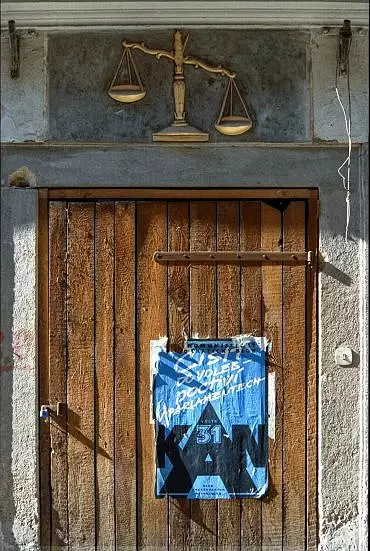 Illustration de Porte de Justice