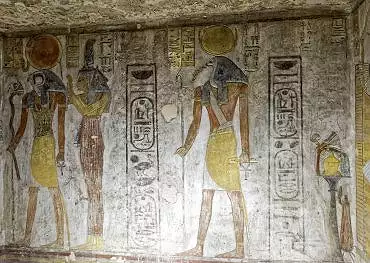 Illustration de Horakhty, Maât et Thot accueillent la reine Taousert dont l'image a été effacée et remplacée par les cartouches de l'usurpateur Sethnakht