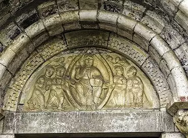 Illustration de le tympan avec le Christ en Majesté et les quatre Evangélistes tenant leur symbole