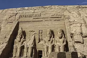 Illustration de façade du grand temple : les quatre colosses représentant Ramsès II