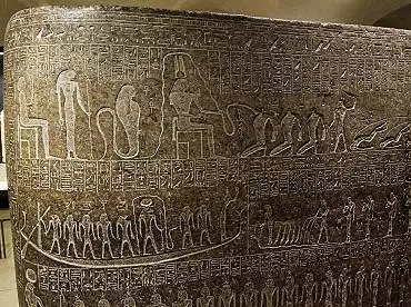 Illustration de le soleil sous la forme d'un homme à tête de bélier traverse sur sa barque le monde souterrain et affronte le serpent Apophis