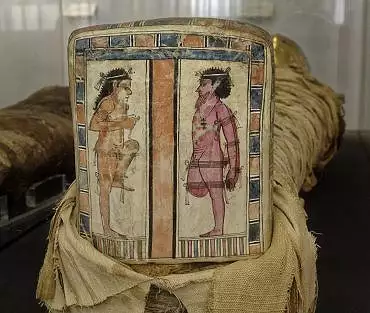 Illustration de Cartonnage des pieds de la momie du musée Correr
