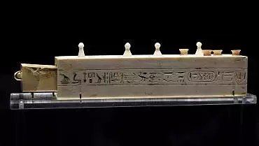 Illustration de Boîte de jeu (senet)